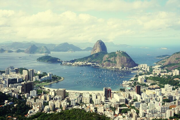 Vista panorámica de la ciudad desde el mar contra el cielo