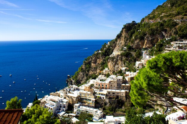 Foto vista panorámica de la ciudad y el mar en el día soleado. positano. italia.