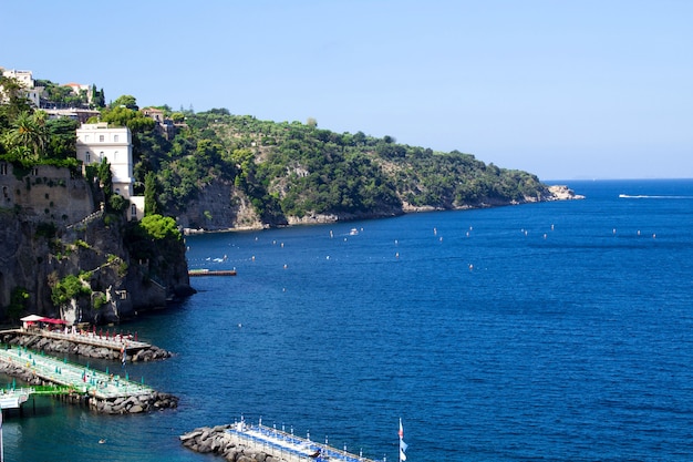 Vista panorámica de la ciudad y el mar en el día soleado. Sorrento.Italia.