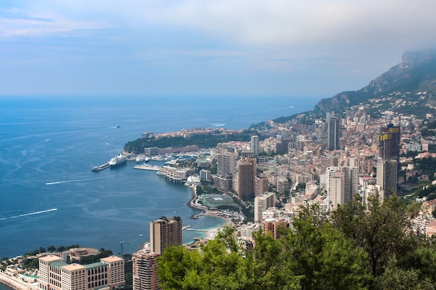 Vista panorámica de la ciudad de Mónaco con casas y yates