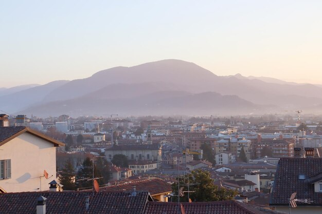 Vista panorámica de la ciudad y las montañas Bérgamo Italia foto conceptual