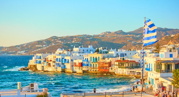 Vista panorámica de la ciudad de Mykonos con el distrito de la Pequeña Venecia al atardecer, Cyclades, Grecia