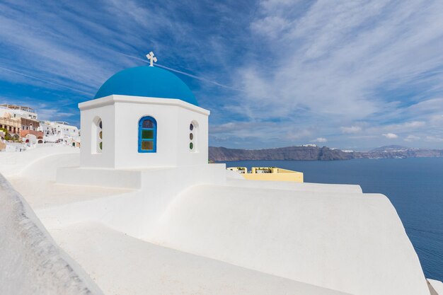 Vista panorámica de la ciudad de Oia, isla de Santorini, Grecia. Hermoso paisaje con vista al mar iglesia blanca
