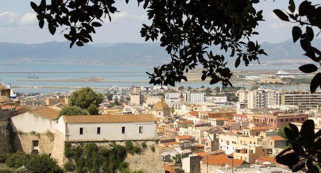 Vista panorámica de la ciudad y el puerto marítimo en un día de verano Cagliari Italia