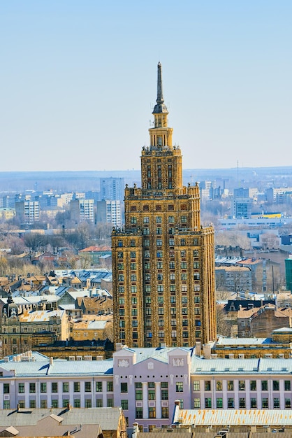 Vista panorámica de la ciudad de Riga Letonia desde la altura de la torre de la Iglesia de San Pedro