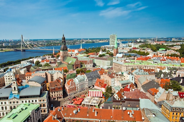 La vista panorámica de la ciudad de Riga en Letonia