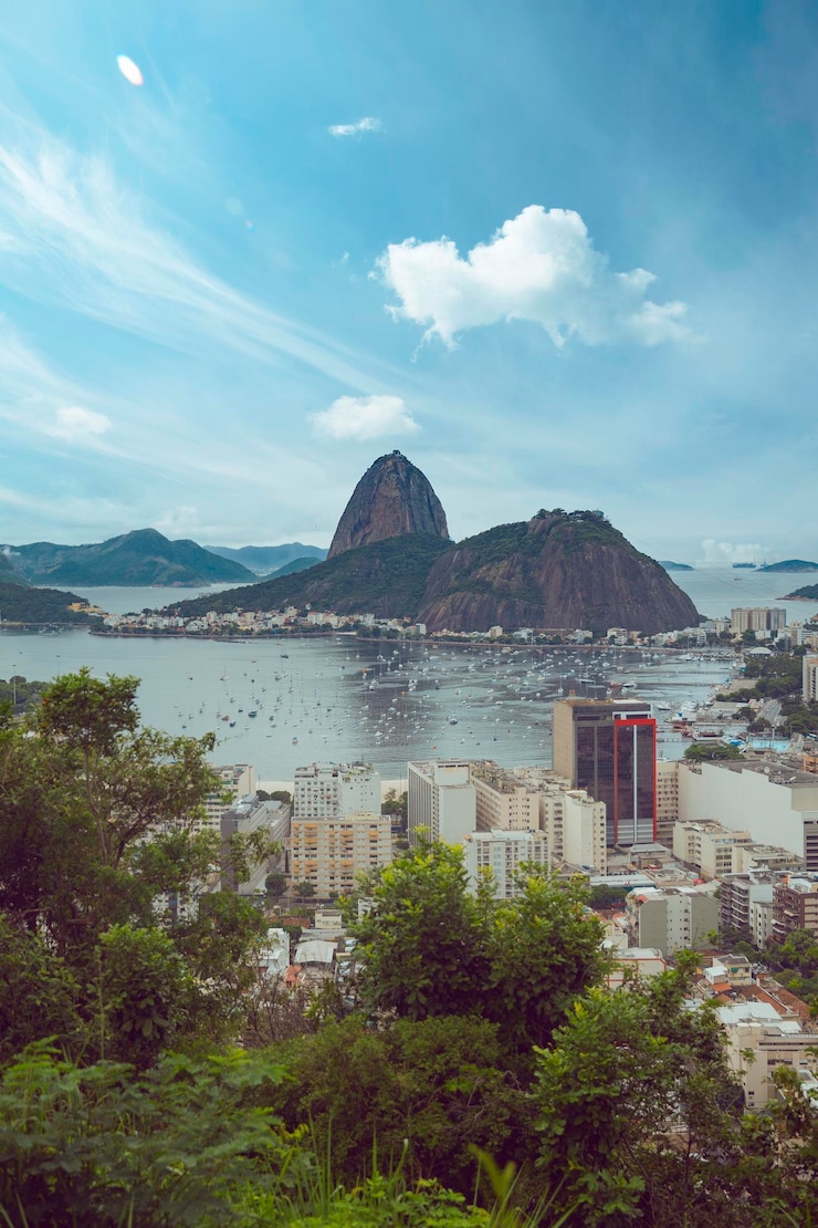 Foto vista panorámica de la ciudad de río de janeiro desde la montaña al atardecer