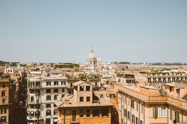 Vista panorámica de la ciudad de Roma con casas antiguas de la escalinata española. Día soleado de verano y cielo azul.