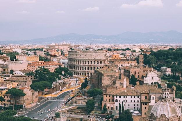 Vista panorámica de la ciudad de Roma con el Foro Romano y el Coliseo del Monumento a Vittorio Emanuele II, también conocido como el Vittoriano. Día soleado de verano y espectacular cielo azul