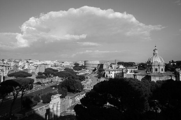 Vista panorámica de la ciudad de Roma con el Foro Romano y el Coliseo del Monumento a Vittorio Emanuele II, también conocido como el Vittoriano. Día soleado de verano y espectacular cielo azul