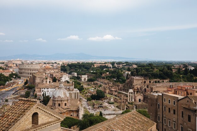 Vista panorámica de la ciudad de Roma con el Foro Romano y el Coliseo del Monumento a Vittorio Emanuele II, también conocido como el Vittoriano. Día soleado de verano y espectacular cielo azul