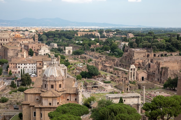 Vista panorámica de la ciudad de Roma con el Foro Romano y el Coliseo del Monumento a Vittorio Emanuele II, también conocido como el Vittoriano. Día soleado de verano y espectacular cielo azul