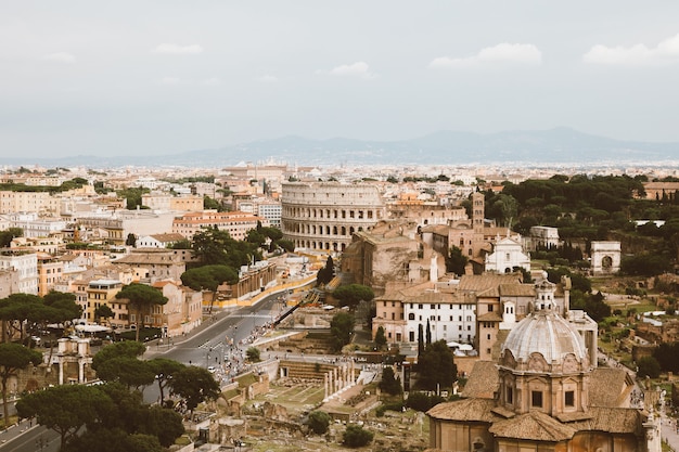 Vista panorámica de la ciudad de Roma con el Foro Romano y el Coliseo del Monumento a Vittorio Emanuele II, también conocido como el Vittoriano. Día soleado de verano y espectacular cielo azul