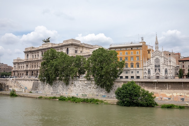 Vista panorámica de la ciudad de Roma con el río Tíber y la antigua iglesia en la otra costa. Día de verano y espectacular cielo azul.