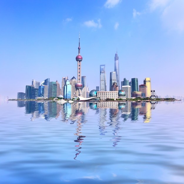 Vista panorámica de la ciudad de Shanghai con reflejo