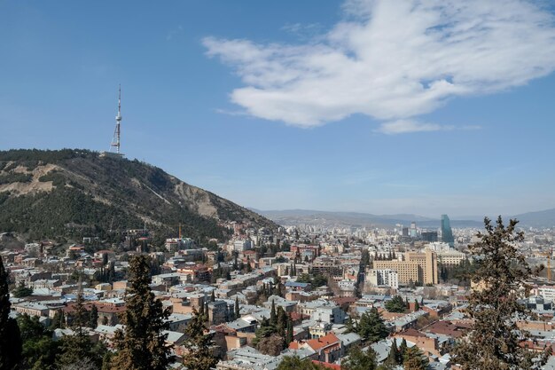 Foto vista panorámica de la ciudad de tbilisi, georgia, a principios de la primavera