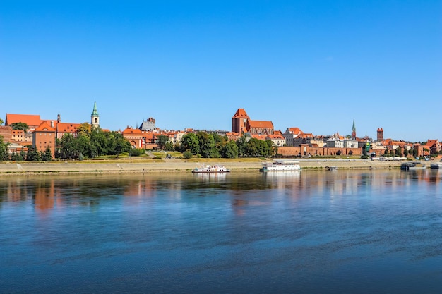 Vista panorámica de la ciudad de Torun y el río Wisla Vistula con puentes Polonia verano 2019