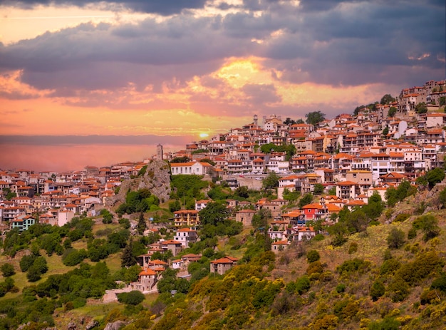 Vista panorámica de la ciudad turística de Arachova en las montañas Parnassus en Grecia al atardecer