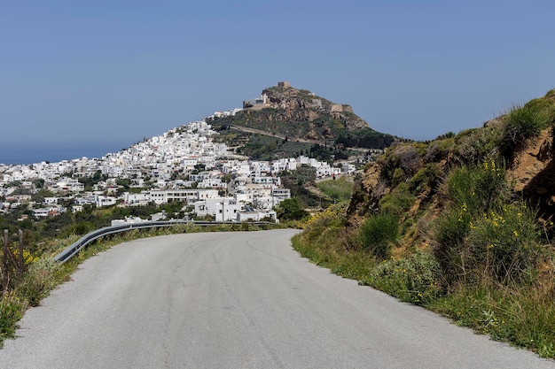 Vista panorámica de la ciudad turística de Chora y la carretera de la isla Grecia de Skyros Espóradas del Norte