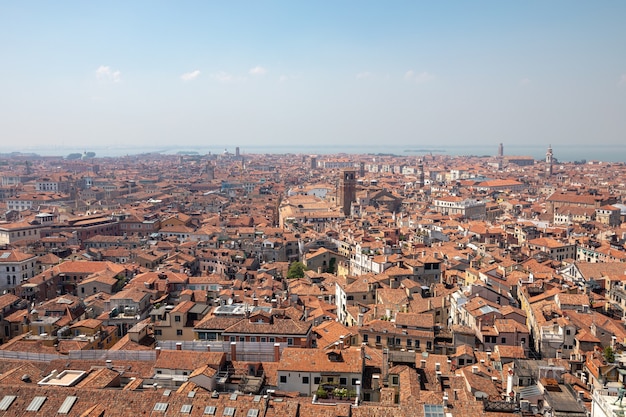 Vista panorámica de la ciudad de Venecia con edificios históricos del Campanile de San Marcos. Paisaje de día de verano y soleado cielo azul.