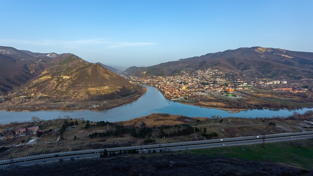 Vista panorámica de la ciudad vieja Mtskheta y la Catedral Svetitskhoveli Mtskheta Georgia