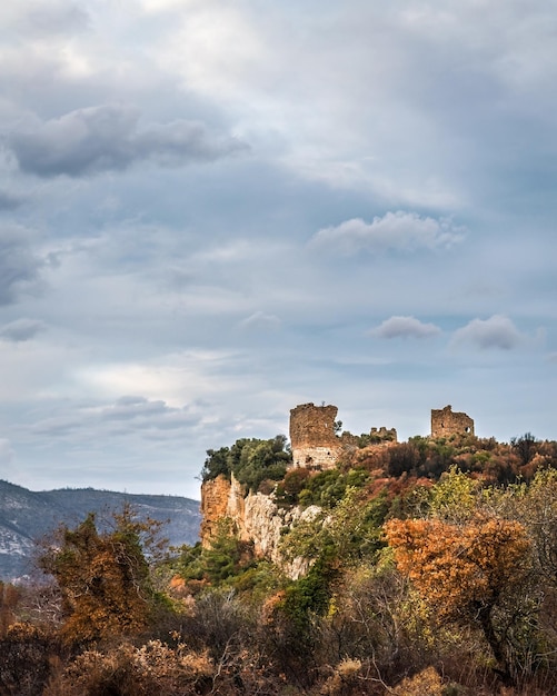 Vista panorámica de la colina de Avantas castillo bizantino Alexandroupolis región de Evros Grecia incendios forestales de turismo.