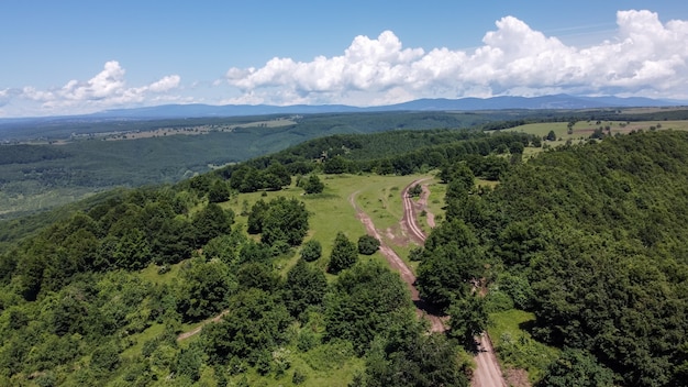 Vista panorámica de la colina verde y el cielo azul, vista aérea