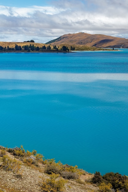 Foto vista panorámica del colorido lago tekapo en nueva zelanda