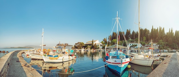 Vista panorámica de coloridos barcos de pesca atracados en el puerto de Kalami, isla de Corfú, Grecia