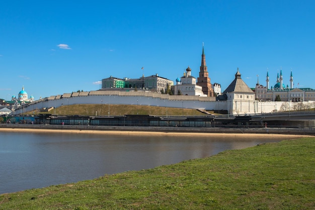 Vista panorâmica com a mesquita Kazan Kremlin Kul Sharif e com o rio KazankaMaio 2022