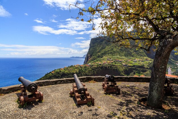 Foto vista panorâmica com canhões de porto da cruz