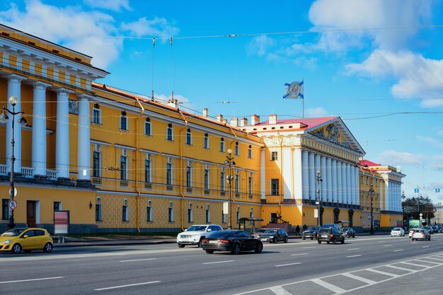 Vista panorâmica com o edifício do Almirantado em São Petersburgo, na Rússia