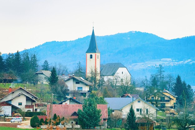 Vista panorâmica com paisagem na cidade velha na Áustria na Europa. Pequena aldeia nos Alpes austríacos. Arquitetura do edifício e igreja. Cenário da estrada