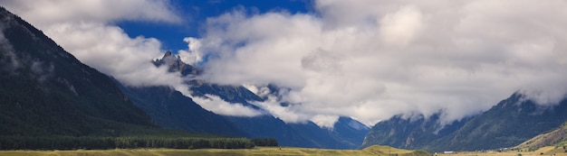 Vista panorámica de la cordillera del Cáucaso del Norte en Rusia.