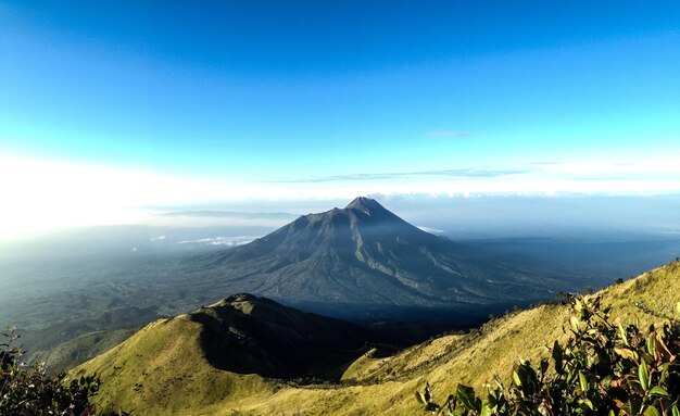 Foto vista panorámica de la cordillera contra el cielo azul