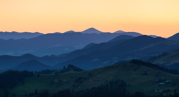 Vista panorámica de una cordillera Paisaje durante la puesta de sol en verano Colinas neblinosas en las montañas ragion Imagen de viaje