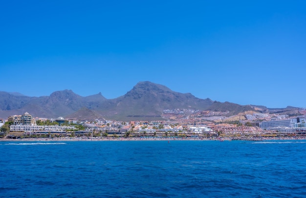 Vista panorámica de la Costa de Adeje desde un barco en el sur de Tenerife Islas Canarias