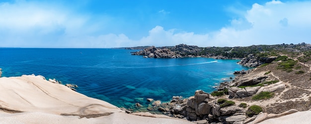 Vista panorámica de la costa italiana, Cerdeña.