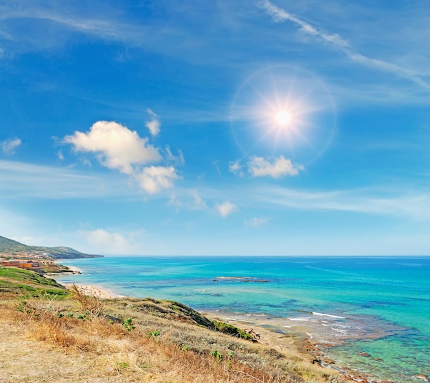 Vista panorámica de la costa de Lu Bagnu en un día soleado