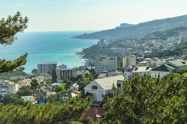 Vista panorámica de la costa del mar con hoteles y edificios, vista superior, costa sur de Crimea.