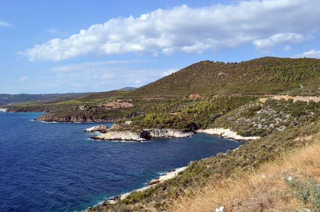 Vista panorámica de la costa y montañas bajas