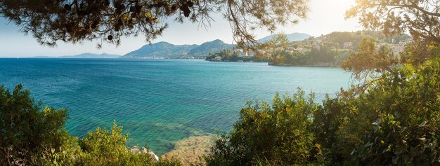 Vista panorámica de la costa de Perama desde Pontikonisi, Corfú, Grecia