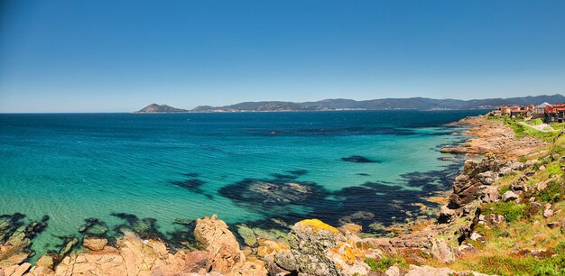 Vista panorámica de la costa de Porto do Son con aguas cristalinas Galicia