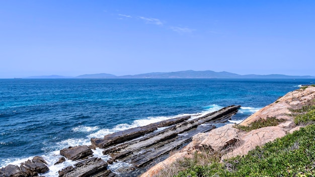 Vista panorámica de una costa rocosa contra el mar