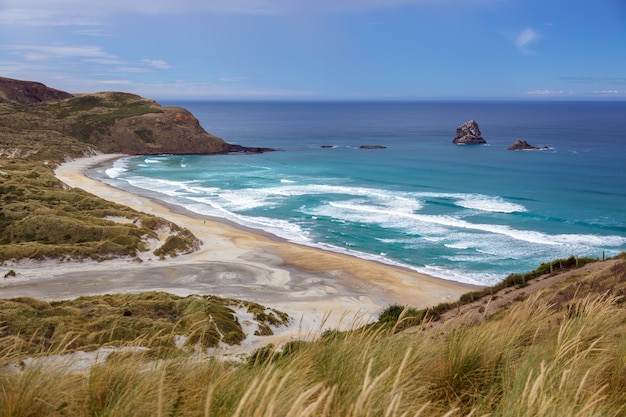 Vista panorámica de la costa virgen de Sandfly Bay