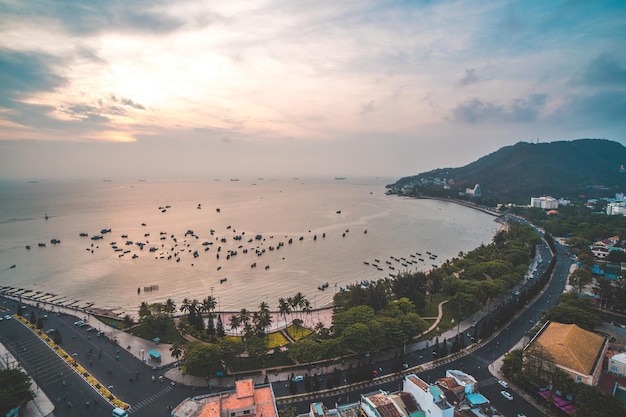 Vista panorámica costera de Vung Tau desde arriba con olas, calles costeras, cocoteros, montaña