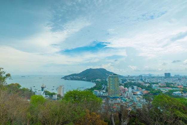 Vista panorámica costera de Vung Tau desde arriba con olas, calles costeras, cocoteros