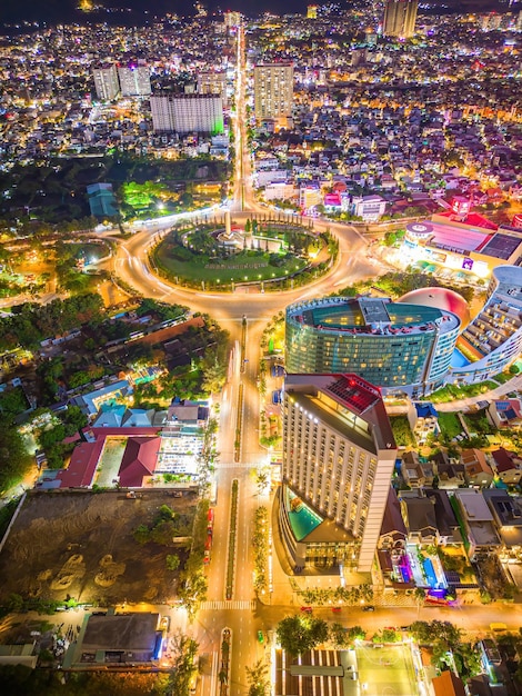 Vista panorámica costera de Vung Tau desde arriba con rotonda de tráfico casa memorial de guerra de Vietnam en Vietnam fotografía de larga exposición por la noche