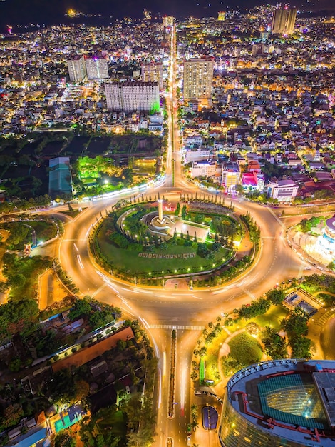 Vista panorámica costera de Vung Tau desde arriba con rotonda de tráfico casa memorial de guerra de Vietnam en Vietnam fotografía de larga exposición por la noche