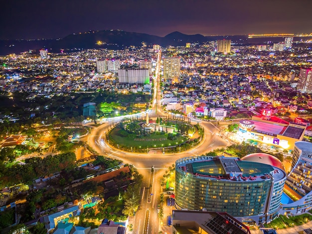 Vista panorámica costera de Vung Tau desde arriba con rotonda de tráfico casa memorial de guerra de Vietnam en Vietnam fotografía de larga exposición por la noche